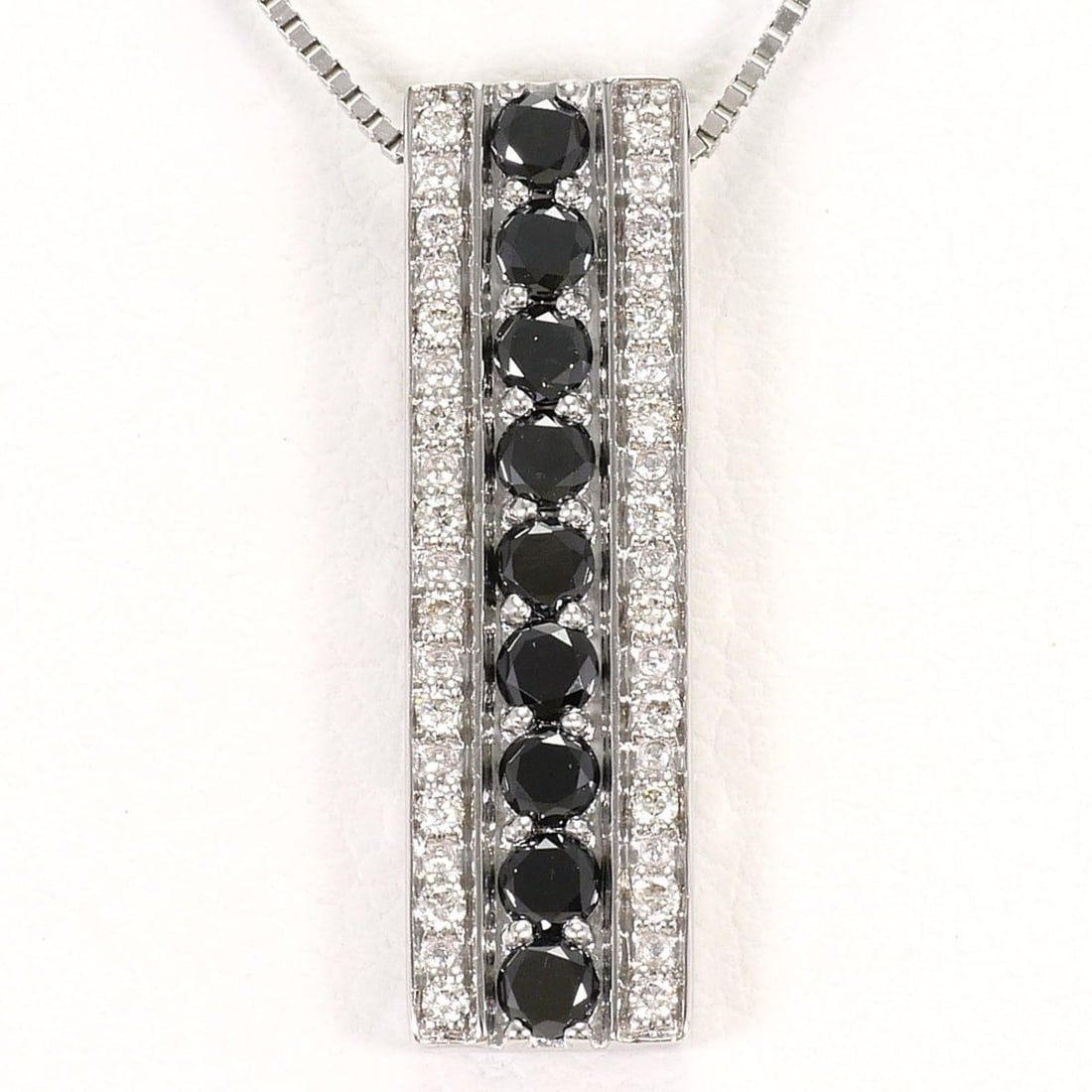 18K (18-karat white gold) necklace with 0.32ct black diamond, includes certificate of authenticity,: --- Catalog ---Category: SizeWeight: 2.4g / 0.08oz.Pendant Size: 19mm x 5mm / 0.74'' x 0.19''Neck Circumference: 40 cm / 15.74''Category: DesignColor: White goldMetal: White GoldStone: DiamondGender: 