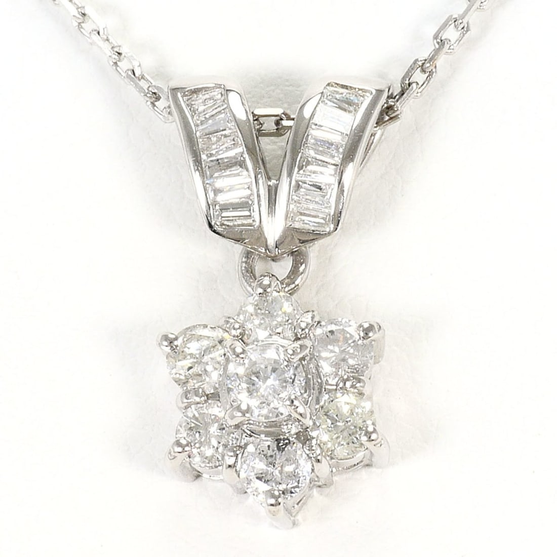 PT900 Platinum / PT850 Necklace with 1.00ct Diamond, Certificate of Authenticity, Total Weight 6.1g,: --- Catalog ---Category: SizeWeight: 6.1g / 0.21oz.Pendant Size: 20mm x 10mm / 0.78'' x 0.39''Neck Circumference: 40 cm / 15.74''Category: DesignColor: PlatinumMetal: PlatinumStone: DiamondGender: Wom