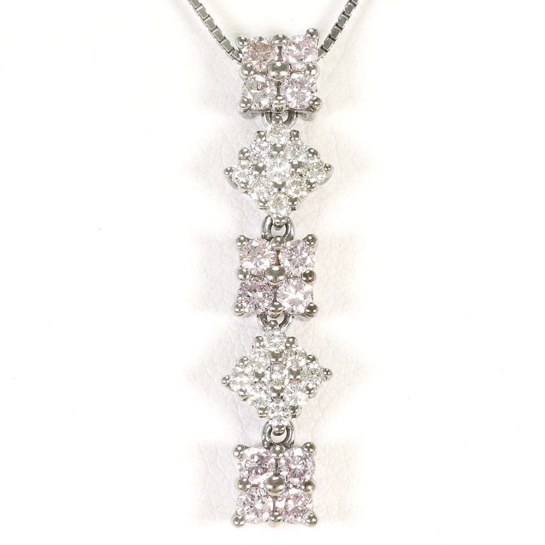 18K (18-karat white gold) necklace with pink diamonds and totaling 0.76ct. Comes a certificate of: --- Catalog ---Category: SizeWeight: 4.5g / 0.15oz.Pendant Size: 29mm x 5mm / 1.14'' x 0.19''Neck Circumference: 45 cm / 17.71''Category: DesignColor: Pink, White goldMetal: White GoldStone: DiamondGe