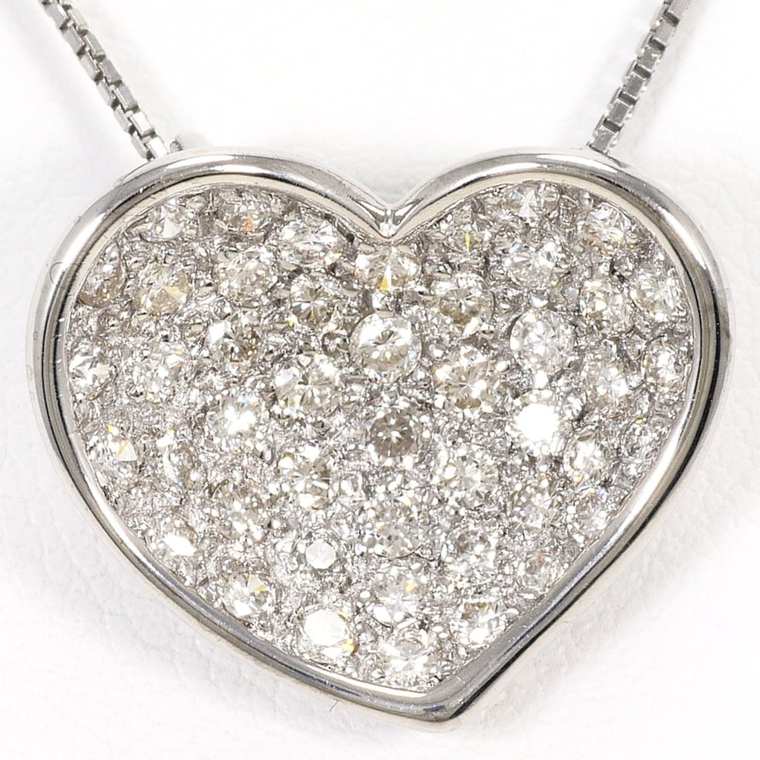18K (18-karat white gold) necklace with 1.04ct diamond, includes appraisal certificate, total weight: --- Catalog ---Category: SizeWeight: 6.1g / 0.21oz.Pendant Size: 15mm x 20mm / 0.59'' x 0.78''Neck Circumference: 45 cm / 17.71''Category: DesignColor: White goldStone: DiamondGender: WomenMaterial: W