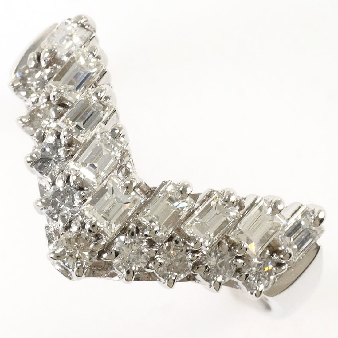 PT900 Platinum Ring, 1 Diamond (1.00ct), with Appraisal Certificate, Total Weight 4.8g, Jewelry: --- Catalog ---Category: SizeWidth: 12mm / 0.47''Weight: 4.8g / 0.16oz.JP Size: 15.5US Size: 7.5Category: DesignType: Band ringColor: PlatinumMetal: PlatinumStone: DiamondGender: WomenMaterial: Platin