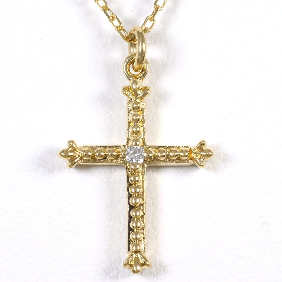 18K (18-karat) Yellow Gold Necklace with Diamond (carat weight not stamped), Total Weight 1.9g,: --- Catalog ---Category: SizeWeight: 1.9g / 0.06oz.Pendant Size: 18mm x 11mm / 0.7'' x 0.43''Neck Circumference: 43 cm / 16.92''Category: DesignColor: Yellow goldMetal: GoldStone: DiamondGender: Women