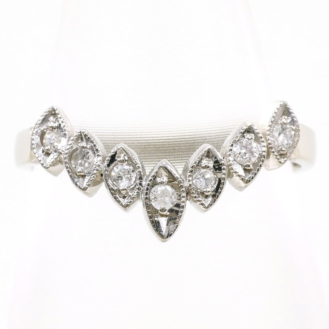 PT900 Platinum Ring with 0.10ct Diamond, Total Weight 1.9g, Jewelry: --- Catalog ---Category: SizeWidth: 4mm / 0.16''Weight: 1.9g / 0.06oz.JP Size: 7.5US Size: 4Category: DesignType: Band ringColor: PlatinumMetal: PlatinumStone: DiamondGender: WomenMaterial: Platinum 9