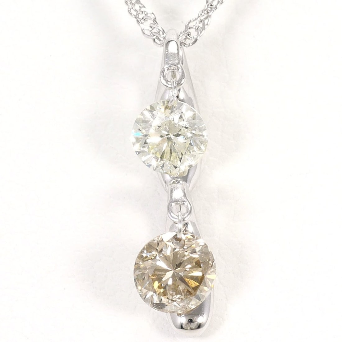 18K (18-karat white gold) necklace with diamonds and brown diamonds, includes certificate of: --- Catalog ---Category: SizeWeight: 1.9g / 0.06oz.Pendant Size: 16mm x 4mm / 0.62'' x 0.15''Neck Circumference: 42 cm / 16.53''Category: DesignColor: Brown, White goldMetal: White GoldStone: DiamondG