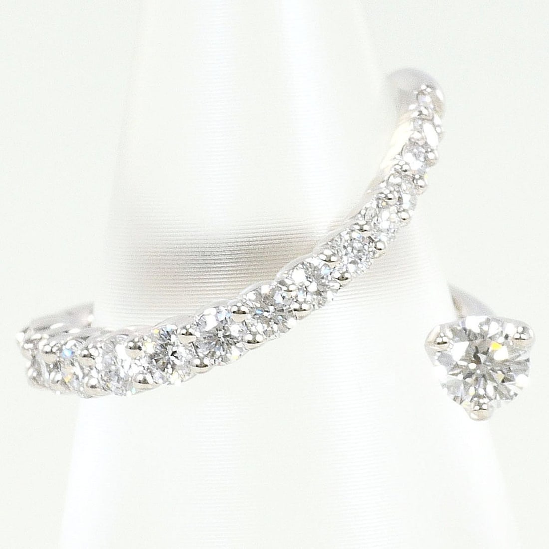 PT900 Platinum Ring with 0.58ct Diamond, Certificate of Authenticity, Total Weight 3.5g, Jewelry: --- Catalog ---Category: SizeWidth: 13mm / 0.51''Weight: 3.5g / 0.12oz.JP Size: 2.5US Size: 2Category: DesignType: Band ringColor: PlatinumMetal: PlatinumStone: DiamondGender: WomenMaterial: Platinum 