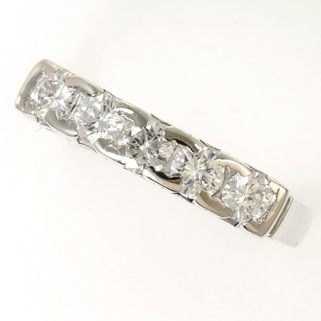 PT900 Platinum Ring, 1 Diamond (0.50ct), with Appraisal Certificate, Total Weight 4.2g, Jewelry: --- Catalog ---Category: SizeWidth: 4mm / 0.16''Weight: 4.2g / 0.14oz.JP Size: 12.5US Size: 6.5Category: DesignType: Band ringColor: PlatinumMetal: PlatinumStone: DiamondGender: WomenMaterial: Platinu
