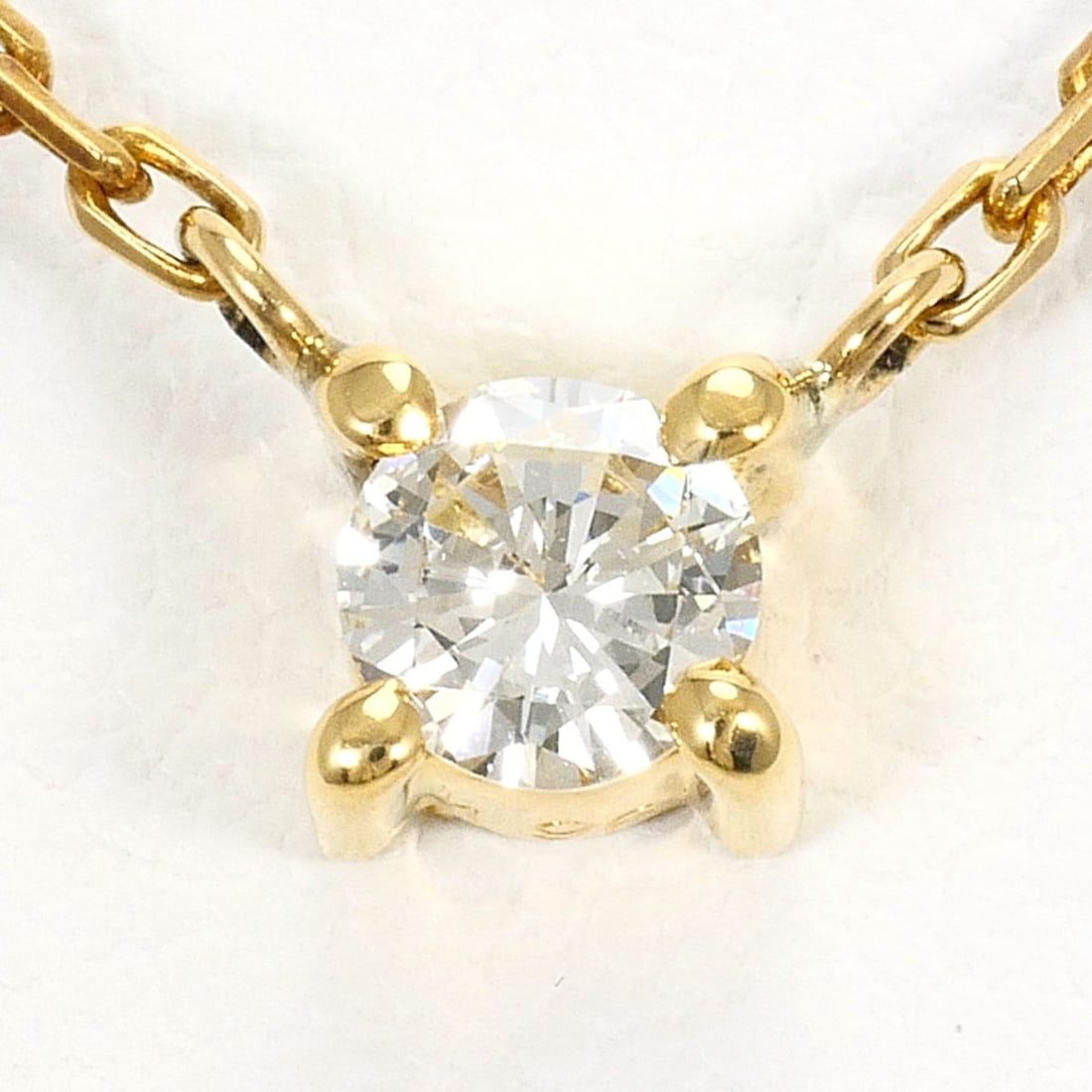 18K (18-karat) Yellow Gold Necklace with 0.196ct Diamond, Certificate of Authenticity, Total Weight: --- Catalog ---Category: SizeWeight: 2.6g / 0.09oz.Pendant Size: 5mm x 5mm / 0.19'' x 0.19''Neck Circumference: 40 cm / 15.74''Category: DesignColor: Yellow goldMetal: GoldStone: DiamondGender: WomenM