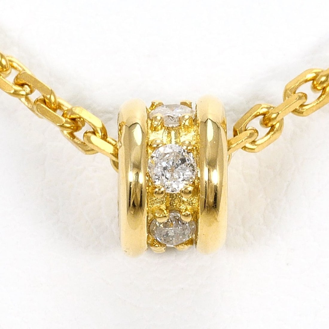 18K (18-karat) Yellow Gold Necklace with 0.17ct Diamond, Certificate of Authenticity, Total Weight: --- Catalog ---Category: SizeWeight: 5g / 0.17oz.Pendant Size: 6mm x 4mm / 0.23'' x 0.15''Neck Circumference: 40 cm / 15.74''Category: DesignColor: Yellow goldMetal: GoldStone: DiamondGender: WomenMat