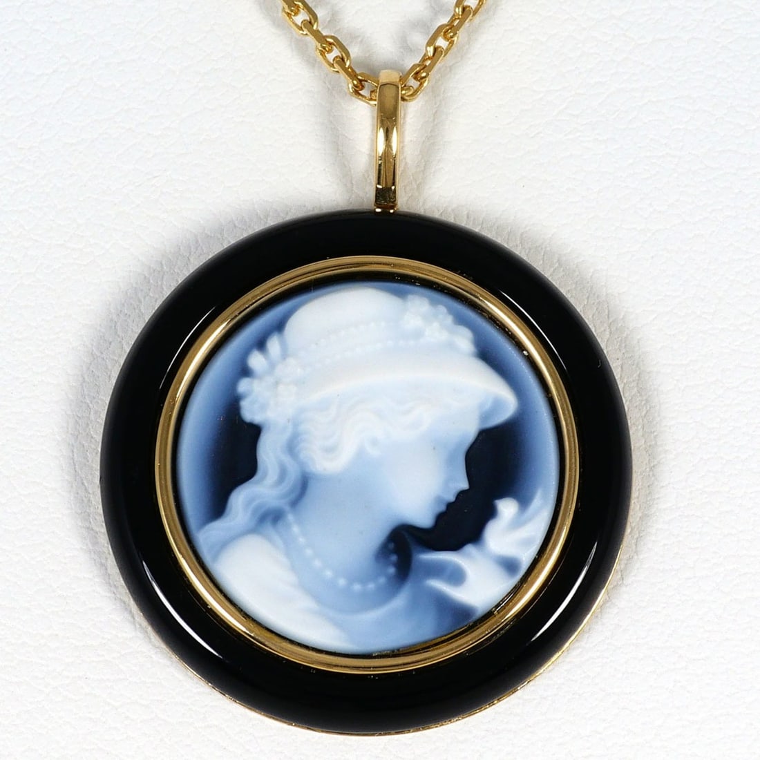 18K (18-karat) Yellow Gold Necklace with Agate and Onyx, Certificate of Authenticity, Total Weight: --- Catalog ---Category: SizeWeight: 8g / 0.28oz.Pendant Size: 32mm x 25mm / 1.25'' x 0.98''Neck Circumference: 40 cm / 15.74''Category: DesignColor: Yellow goldMetal: GoldStone: OnyxGender: WomenMate