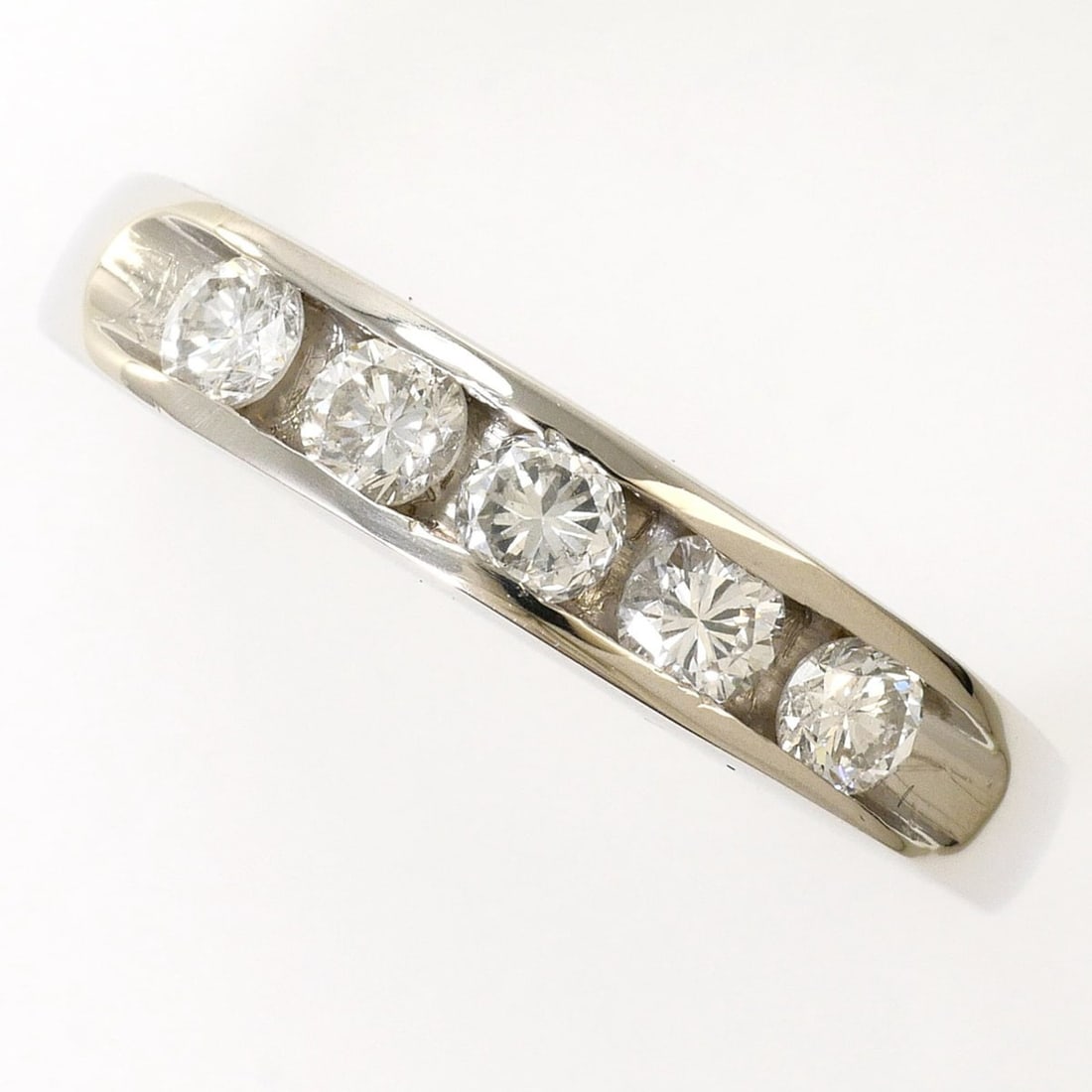 PT900 Platinum Ring, 1 Diamond (0.50ct), with Appraisal Certificate, Total Weight 4.8g, Jewelry: --- Catalog ---Category: SizeWidth: 4mm / 0.16''Weight: 4.8g / 0.16oz.JP Size: 14US Size: 7Category: DesignType: Band ringColor: PlatinumMetal: PlatinumStone: DiamondGender: WomenMaterial: Platinum 90