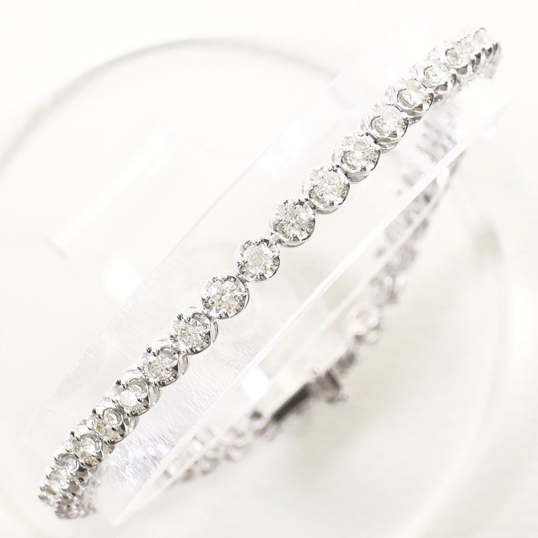 PT900 Platinum / PT850 Bracelet with 2.08ct Diamonds, Certificate of Authenticity, Total Weight: --- Catalog ---Category: SizeLength: 19cm / 7.48''Weight: 10.3g / 0.36oz.Category: DesignType: Charm braceletColor: PlatinumMetal: PlatinumStone: DiamondGender: WomenMaterial: Platinum 850, Platinum 9