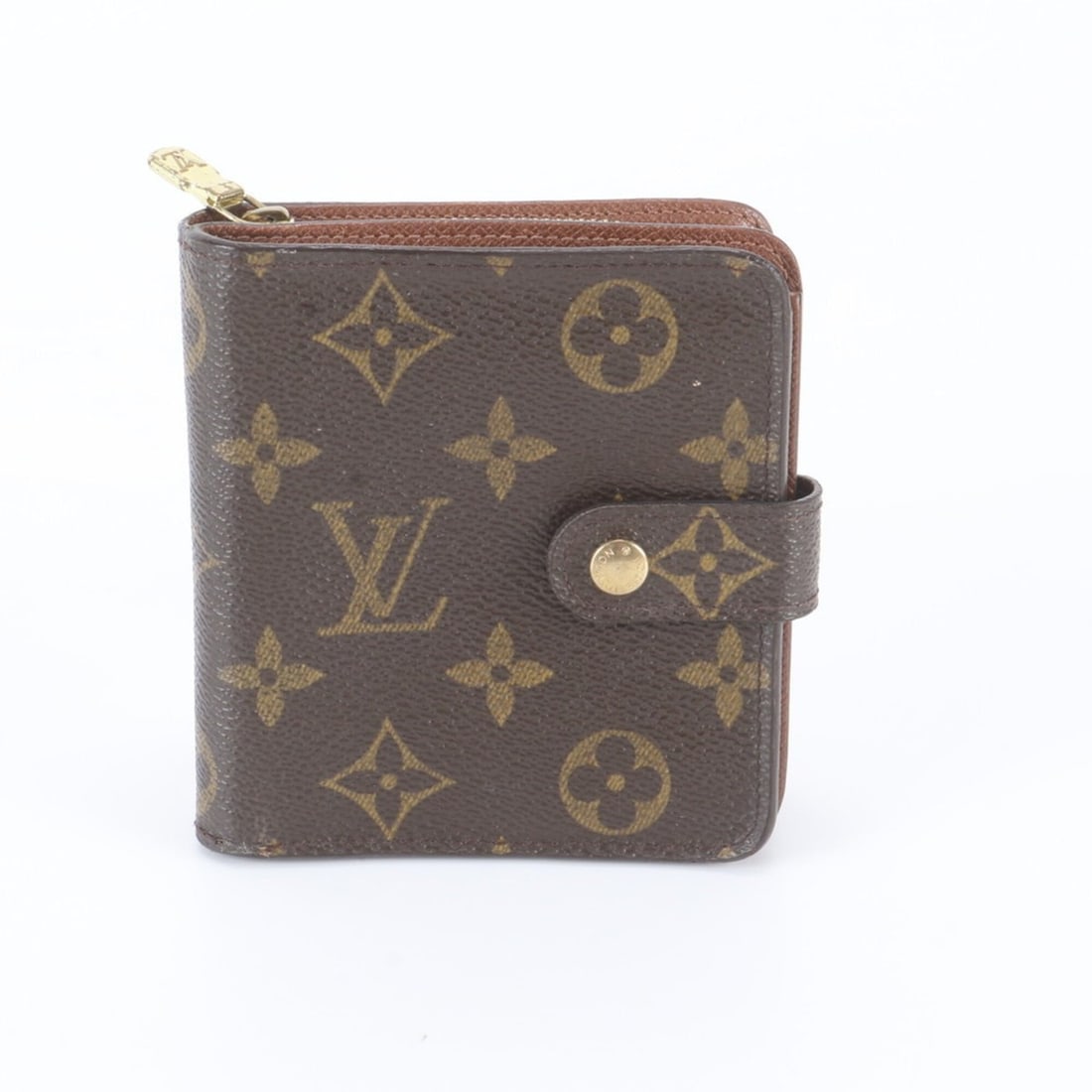 Louis Vuitton Monogram Compact Zip M61667 Leather Bi-fold Wallet for Men: --- Catalog ---Category: SizeSize (HxWxD): 10cm x 11cm x 2cm / 3.93'' x 4.33'' x 0.78''Category: DesignType: Wallet (bi-fold)Color: BrownGender: MenMaterial: Cuir Ombre leather , Coated canvas Categor