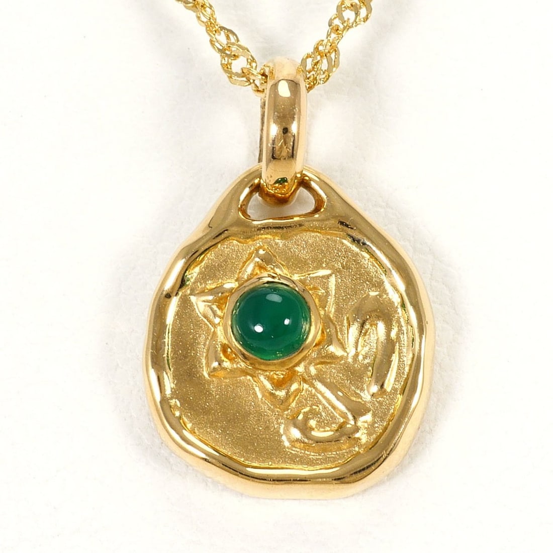 18K (18-karat) Yellow Gold Necklace with Chalcedony Card, Total Weight 4.9g, 43cm, Jewelry: --- Catalog ---Category: SizeWeight: 4.9g / 0.17oz.Pendant Size: 17mm x 12mm / 0.66'' x 0.47''Neck Circumference: 43 cm / 16.92''Category: DesignColor: GoldMetal: GoldGender: WomenMaterial: Yellow gol