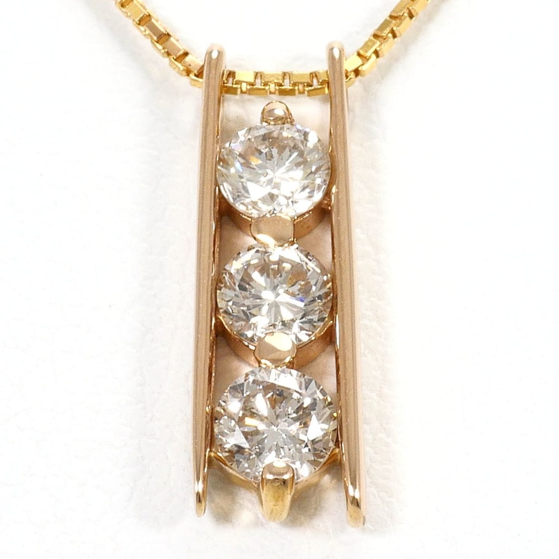 18K (18-karat gold) Pink Gold Necklace with 0.48ct Diamond, Certificate of Authenticity, Total: --- Catalog ---Category: SizeWeight: 3g / 0.1oz.Pendant Size: 15mm x 5mm / 0.59'' x 0.19''Neck Circumference: 45 cm / 17.71''Category: DesignColor: Pink goldMetal: GoldStone: DiamondGender: WomenMater