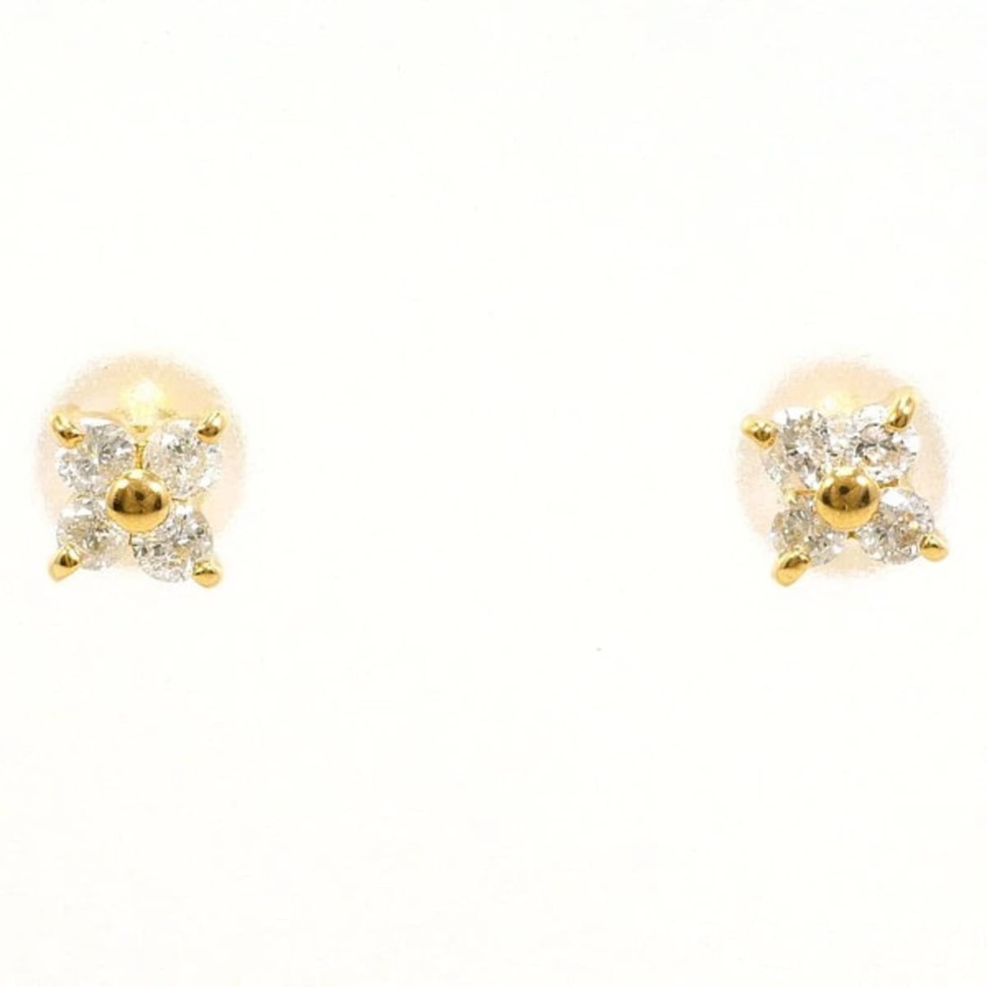 18K (18-karat) yellow gold earrings with two 0.10-carat diamonds. Total weight approximately 0.5g.: --- Catalog ---Category: SizeWeight: 0.5g / 0.01oz.Category: DesignType: Stud earringsColor: Yellow goldMetal: GoldStone: DiamondGender: WomenMaterial: Yellow gold (18K)Metal Purity: 18KWeight (ct.): 