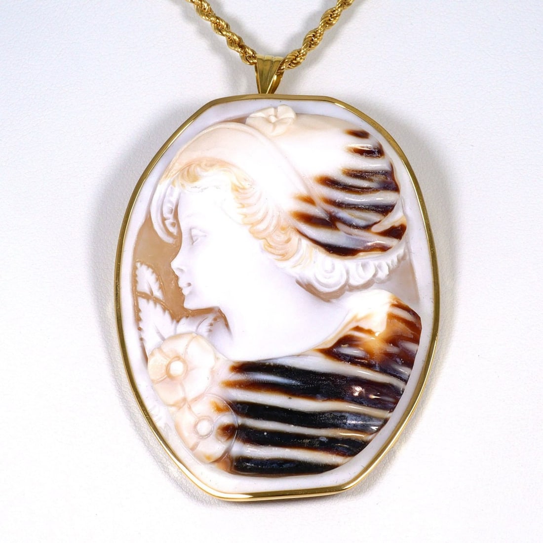 18K (18-karat) Yellow Gold Necklace with Shell Cameo and Card Design, Total Weight 29.4g, 40cm: --- Catalog ---Category: SizeWeight: 29.4g / 1.03oz.Pendant Size: 75mm x 50mm / 2.95'' x 1.96''Neck Circumference: 40 cm / 15.74''Category: DesignColor: Yellow goldGender: WomenMaterial: Yellow gold (