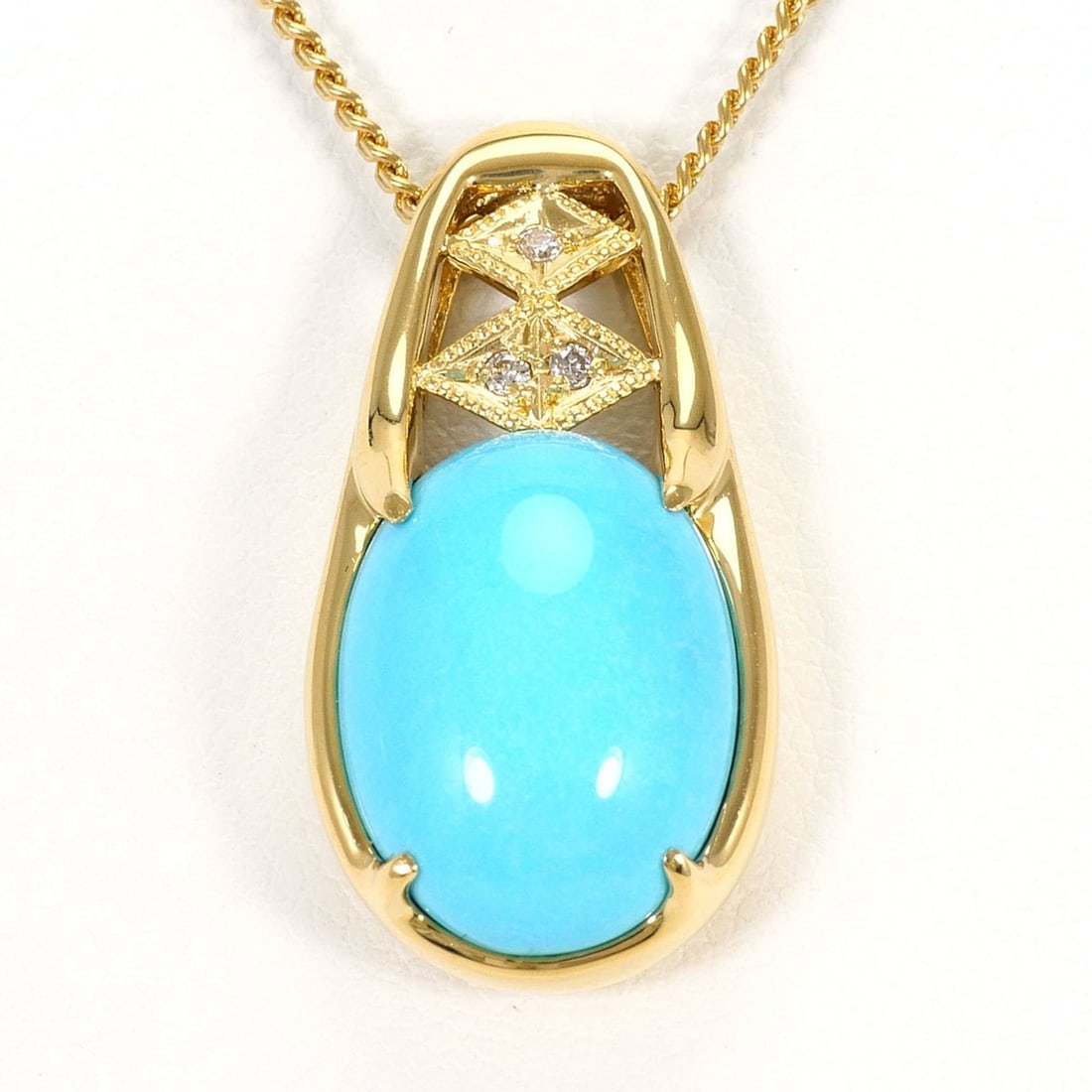 18K (18-karat) Yellow Gold Necklace with Turquoise 6.19ct and Diamond 0.03ct, Card Design, Total: --- Catalog ---Category: SizeWeight: 7.9g / 0.27oz.Pendant Size: 25mm x 14mm / 0.98'' x 0.55''Neck Circumference: 40 cm / 15.74''Category: DesignColor: Yellow goldMetal: GoldGender: WomenMaterial: Yel