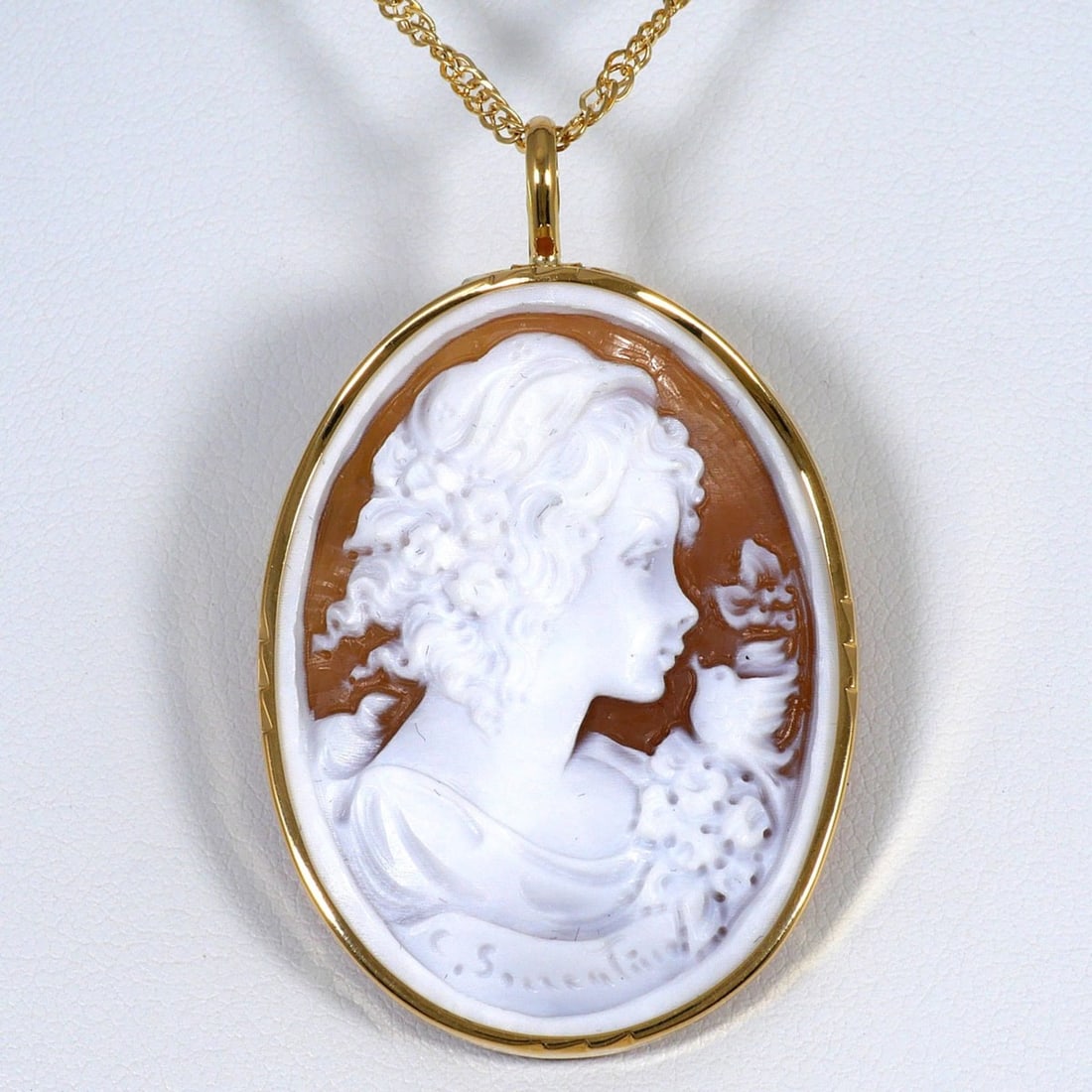 18K (18-karat) Yellow Gold Necklace with Shell Cameo Card, Total Weight 8.5g, 46cm, Jewelry: --- Catalog ---Category: SizeWeight: 8.5g / 0.29oz.Pendant Size: 49mm x 31mm / 1.92'' x 1.22''Neck Circumference: 46 cm / 18.11''Category: DesignColor: Yellow goldMetal: GoldGender: WomenMaterial: Yel