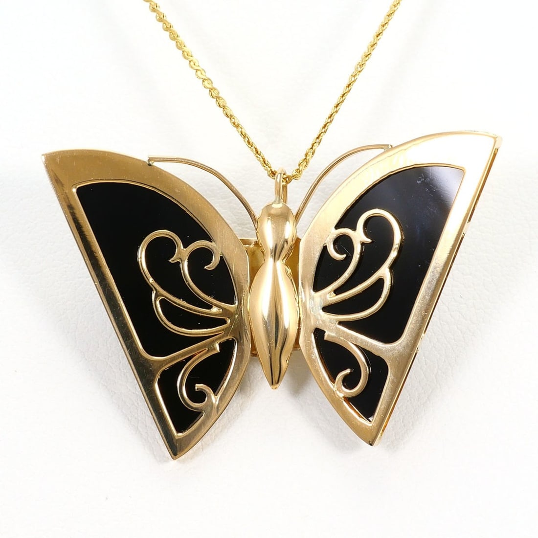18K (18-karat) Yellow Gold Necklace with Onyx Card, Total Weight 7.6g, 42cm, Jewelry: --- Catalog ---Category: SizeWeight: 7.6g / 0.26oz.Pendant Size: 24mm x 36mm / 0.94'' x 1.41''Neck Circumference: 42 cm / 16.53''Category: DesignColor: Black, YellowStone: OnyxGender: WomenMaterial: Y