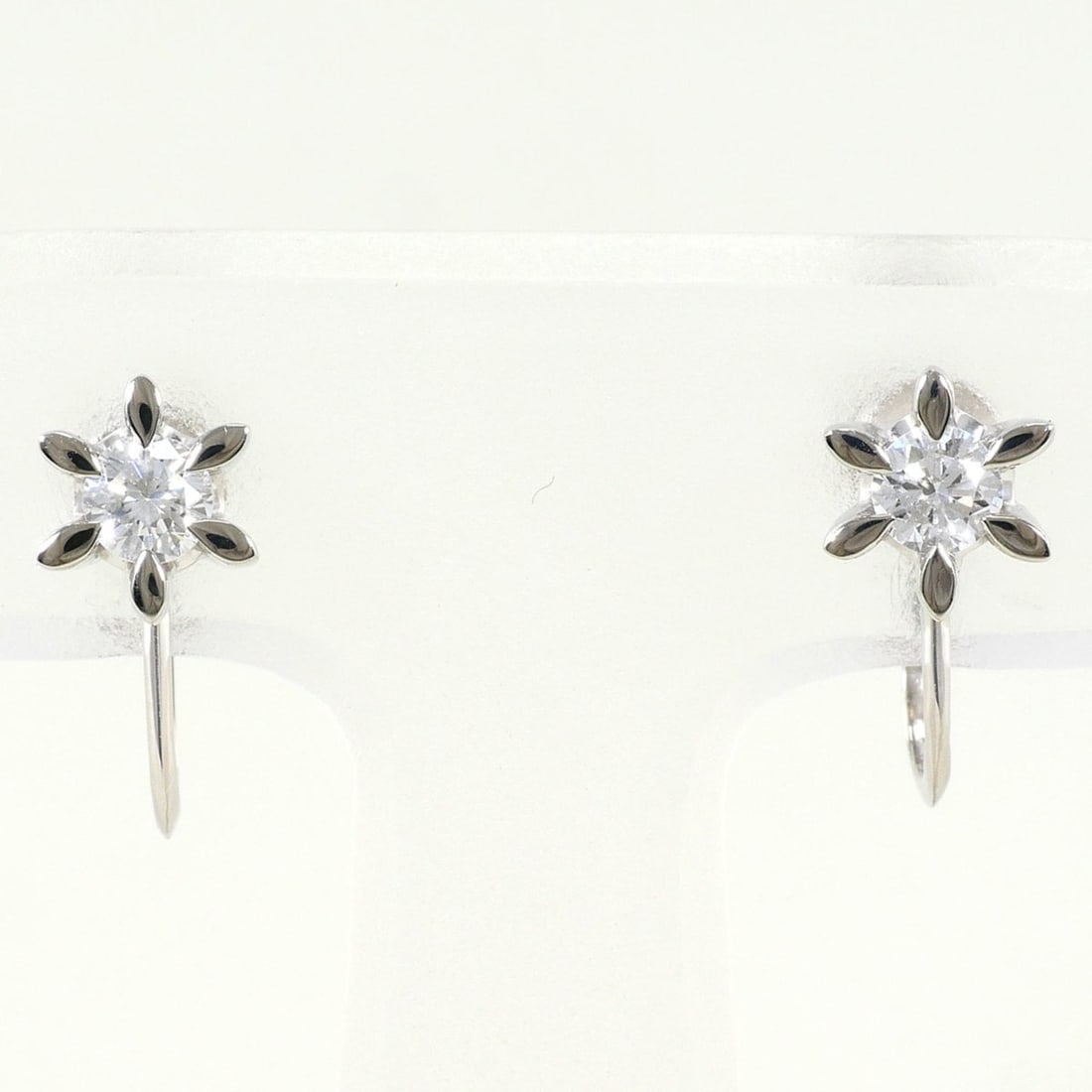PT900 Platinum Earrings with 0.17ct Diamonds, Total Weight 3.4g, Jewelry: --- Catalog ---Category: SizeWeight: 3.4g / 0.11oz.Category: DesignType: Stud earringsMetal: PlatinumStone: DiamondGender: WomenMaterial: Platinum 900Category: GeneralBrand: Unbranded--- Item List ---