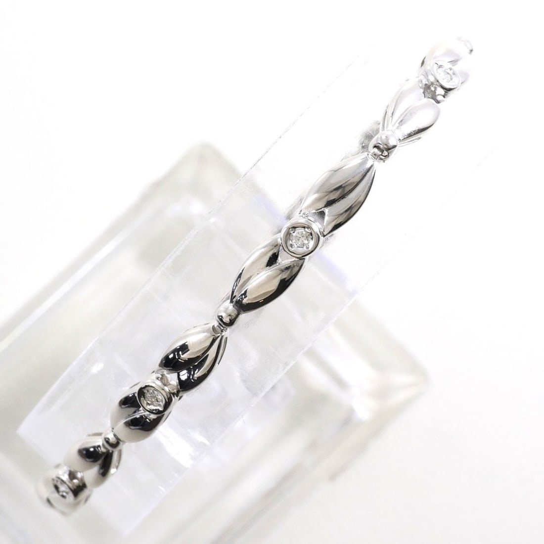 18K (18-karat white gold) bracelet with 0.15ct diamonds, total weight 8.3g, 17.5cm length, jewelry.: --- Catalog ---Category: SizeLength: 17.5cm / 6.88''Weight: 8.3g / 0.29oz.Category: DesignType: Charm braceletColor: White goldStone: DiamondGender: WomenMaterial: White gold (18K)Category: GeneralBra
