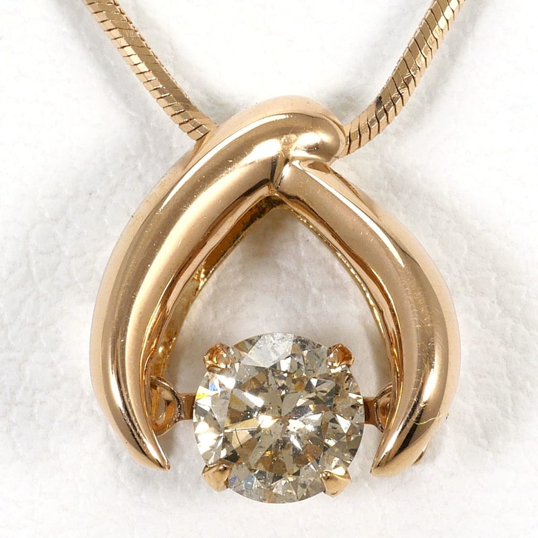 18K (18-karat gold) Pink Gold Necklace with Brown Diamond (0.30ct), Total Weight 3.5g, 45cm Length,: --- Catalog ---Category: SizeWeight: 3.5g / 0.12oz.Pendant Size: 9mm x 9mm / 0.35'' x 0.35''Neck Circumference: 45 cm / 17.71''Category: DesignColor: Brown, Pink goldMetal: GoldStone: DiamondGender: W