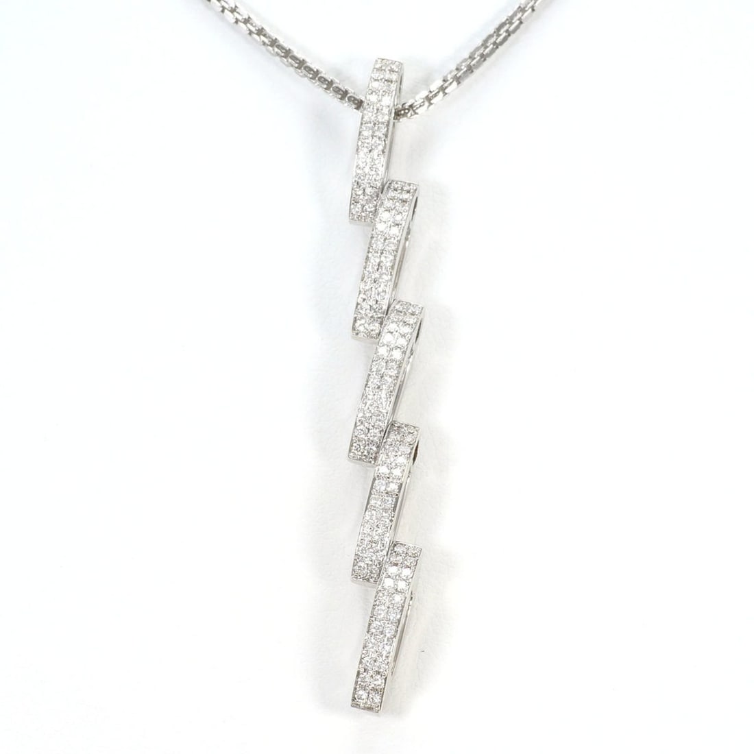 18K (18-karat white gold) necklace with 0.53ct diamond, total weight 14.8g, 50cm length, jewelry.: --- Catalog ---Category: SizeWeight: 14.8g / 0.52oz.Pendant Size: 60mm x 7mm / 2.36'' x 0.27''Neck Circumference: 50 cm / 19.68''Category: DesignColor: White goldMetal: White GoldStone: DiamondGender: