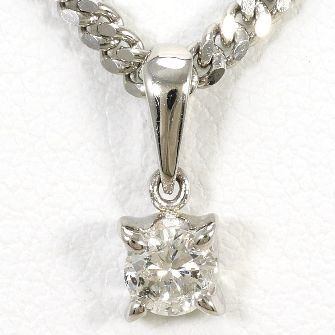 PT900 Platinum / PT850 Necklace with 0.25ct Diamond (I1 clarity), Certificate of Authenticity, Total: --- Catalog ---Category: SizeWeight: 11.4g / 0.4oz.Pendant Size: 11mm x 5mm / 0.43'' x 0.19''Neck Circumference: 50 cm / 19.68''Category: DesignColor: PlatinumMetal: PlatinumStone: DiamondGender: Wome