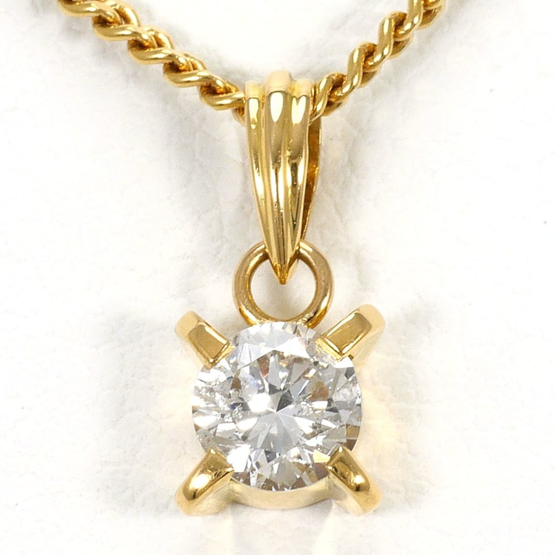 18K (18-karat) Yellow Gold Necklace with 0.31ct Diamond, Total Weight 3.7g, 40cm Length, Jewelry: --- Catalog ---Category: SizeWeight: 3.7g / 0.13oz.Pendant Size: 12mm x 5mm / 0.47'' x 0.19''Neck Circumference: 40 cm / 15.74''Category: DesignColor: Yellow goldMetal: GoldStone: DiamondGender: Women