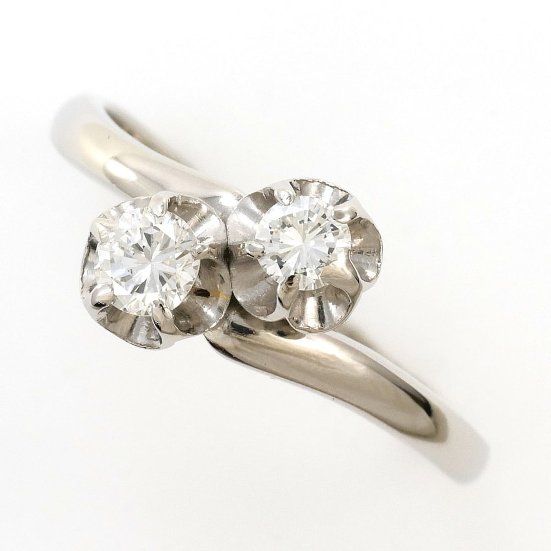 Platinum ring with 1 diamond (carat weight not stamped), total 4.6g, jewelry.: --- Catalog ---Category: SizeWidth: 10mm / 0.39''Weight: 4.6g / 0.16oz.JP Size: 19US Size: 9.5Category: DesignType: Band ringColor: PlatinumMetal: PlatinumStone: DiamondGender: Men,WomenMaterial: Plat