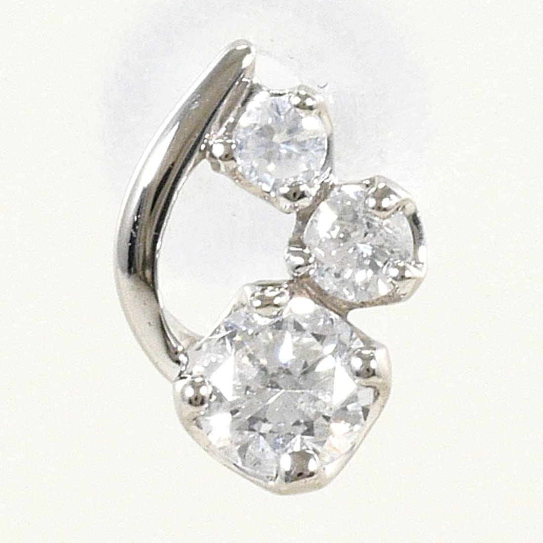 PT900 Platinum Earring (Single Earring) with 0.16ct Diamond, Total Weight 0.3g, Jewelry: --- Catalog ---Category: SizeWeight: 0.3g / 0.01oz.Category: DesignType: Stud earringsColor: PlatinumMetal: PlatinumStone: DiamondGender: WomenMaterial: Platinum 900Weight (ct.): 0.16Single earring: Y