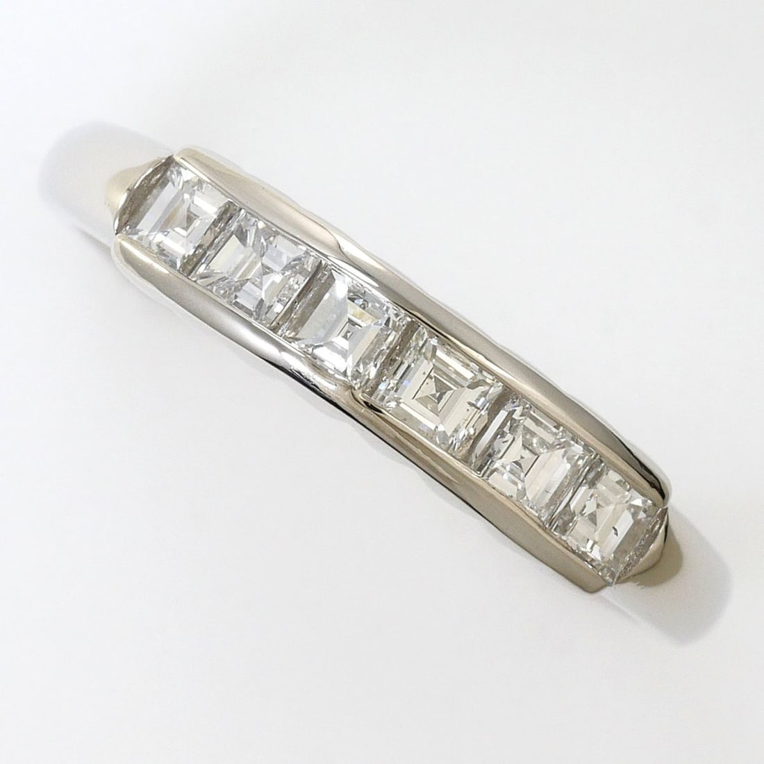PT900 Platinum Ring with 0.52ct Diamond, Total Weight 4.2g, Jewelry: --- Catalog ---Category: SizeWidth: 4mm / 0.16''Weight: 4.2g / 0.14oz.JP Size: 10US Size: 5.5Category: DesignType: Band ringColor: PlatinumMetal: PlatinumStone: DiamondGender: WomenMaterial: Platinum 