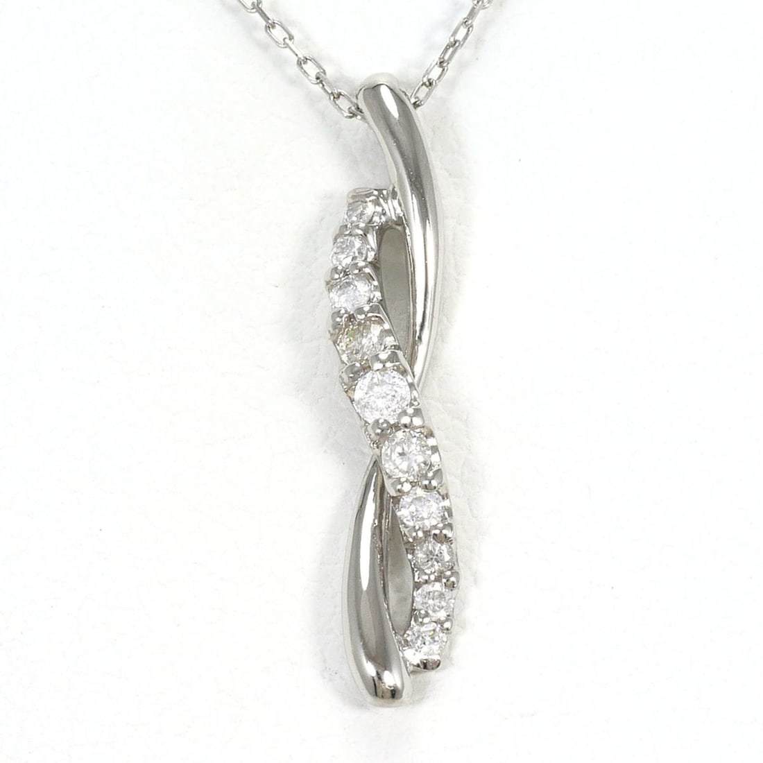 PT900 Platinum / PT850 Necklace with 0.12ct Diamond, Total Weight 1.8g, 40cm Length, Jewelry: --- Catalog ---Category: SizeWeight: 1.8g / 0.06oz.Pendant Size: 20mm x 3mm / 0.78'' x 0.11''Neck Circumference: 40 cm / 15.74''Category: DesignColor: PlatinumMetal: PlatinumStone: DiamondGender: Wome