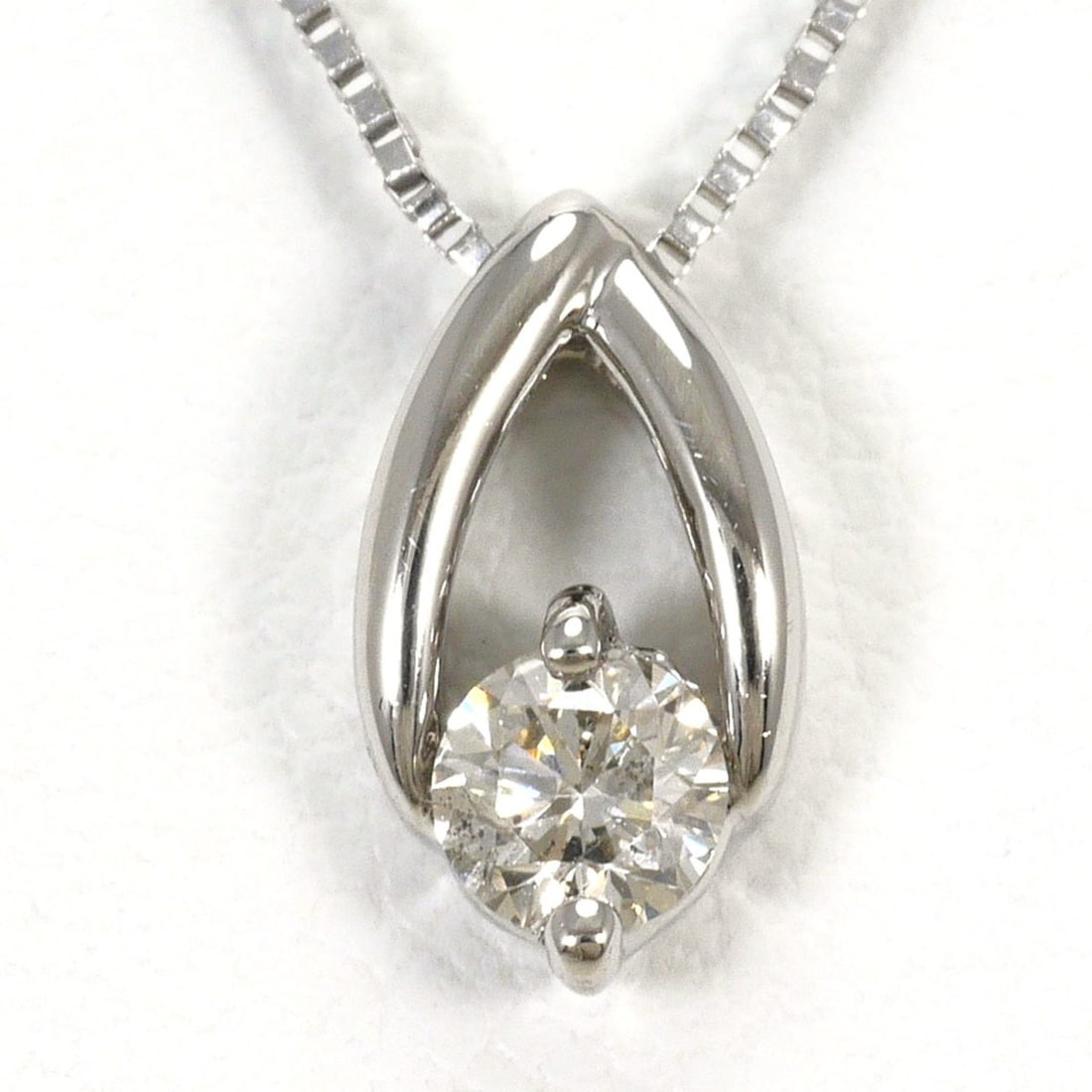 PT900 Platinum / PT850 Necklace with 0.15ct Diamond, Total Weight 1.7g, 43cm, Jewelry: --- Catalog ---Category: SizeWeight: 1.7g / 0.05oz.Pendant Size: 9mm x 5mm / 0.35'' x 0.19''Neck Circumference: 43 cm / 16.92''Category: DesignColor: PlatinumMetal: PlatinumStone: DiamondGender: Women