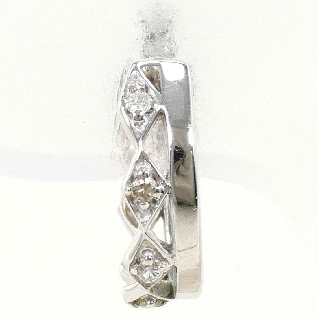 K14 14K WG White Gold Earring (Single Earring) with Diamond (No Carat Markings), Total Weight 0.8g,: --- Catalog ---Category: SizeWeight: 0.8g / 0.02oz.Category: DesignType: Hoop earringsColor: White goldMetal: White GoldStone: DiamondGender: WomenMaterial: White gold (14K)Metal Purity: 14KSingle ear