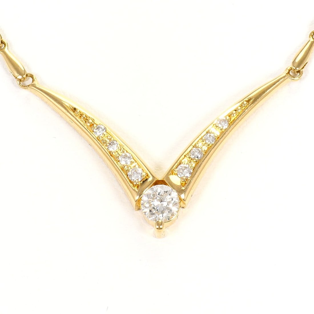 18K (18-karat) Yellow Gold Necklace with 0.50ct Diamond, Certificate of Authenticity, Total Weight: --- Catalog ---Category: SizeWeight: 10.2g / 0.35oz.Pendant Size: 21mm x 31mm / 0.82'' x 1.22''Neck Circumference: 43 cm / 16.92''Category: DesignColor: Yellow goldMetal: GoldStone: DiamondGender: Wom