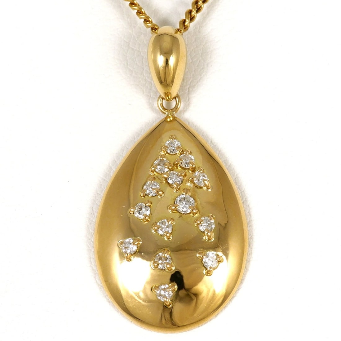 18K (18-karat) Yellow Gold Necklace with 0.24ct Diamond, Certificate of Authenticity, Total Weight: --- Catalog ---Category: SizeWeight: 7.2g / 0.25oz.Pendant Size: 30mm x 14mm / 1.18'' x 0.55''Neck Circumference: 40 cm / 15.74''Category: DesignColor: Yellow goldMetal: GoldStone: DiamondGender: Wome