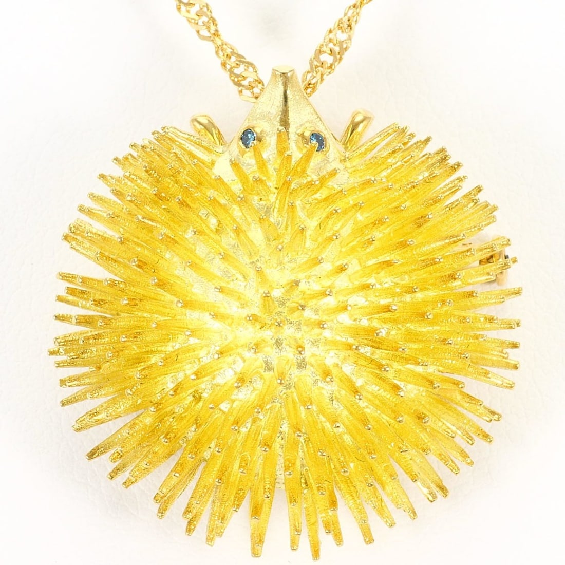 18K (18-karat) Yellow Gold Necklace with 0.03ct Blue Diamond (Treated), Certificate of Authenticity,: --- Catalog ---Category: SizeWeight: 19.2g / 0.67oz.Pendant Size: 30mm x 29mm / 1.18'' x 1.14''Neck Circumference: 40 cm / 15.74''Category: DesignColor: Blue, Yellow goldMetal: GoldStone: DiamondGende