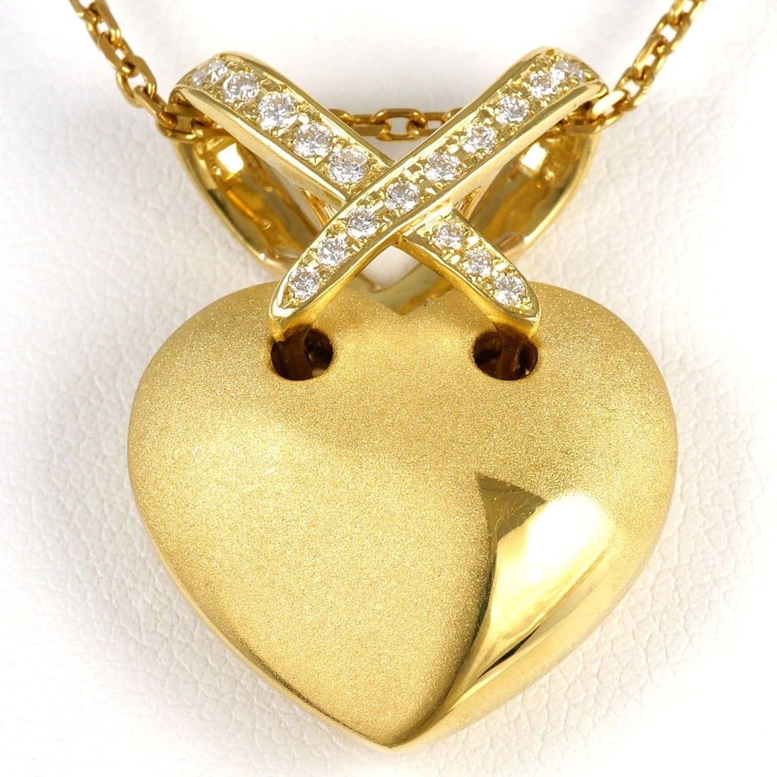 18K (18-karat) Yellow Gold Necklace with 0.25ct Diamond, Certificate of Authenticity, Total Weight: --- Catalog ---Category: SizeWeight: 17.5g / 0.61oz.Pendant Size: 30mm x 22mm / 1.18'' x 0.86''Neck Circumference: 41 cm / 16.14''Category: DesignColor: Yellow goldStone: DiamondGender: WomenMaterial: