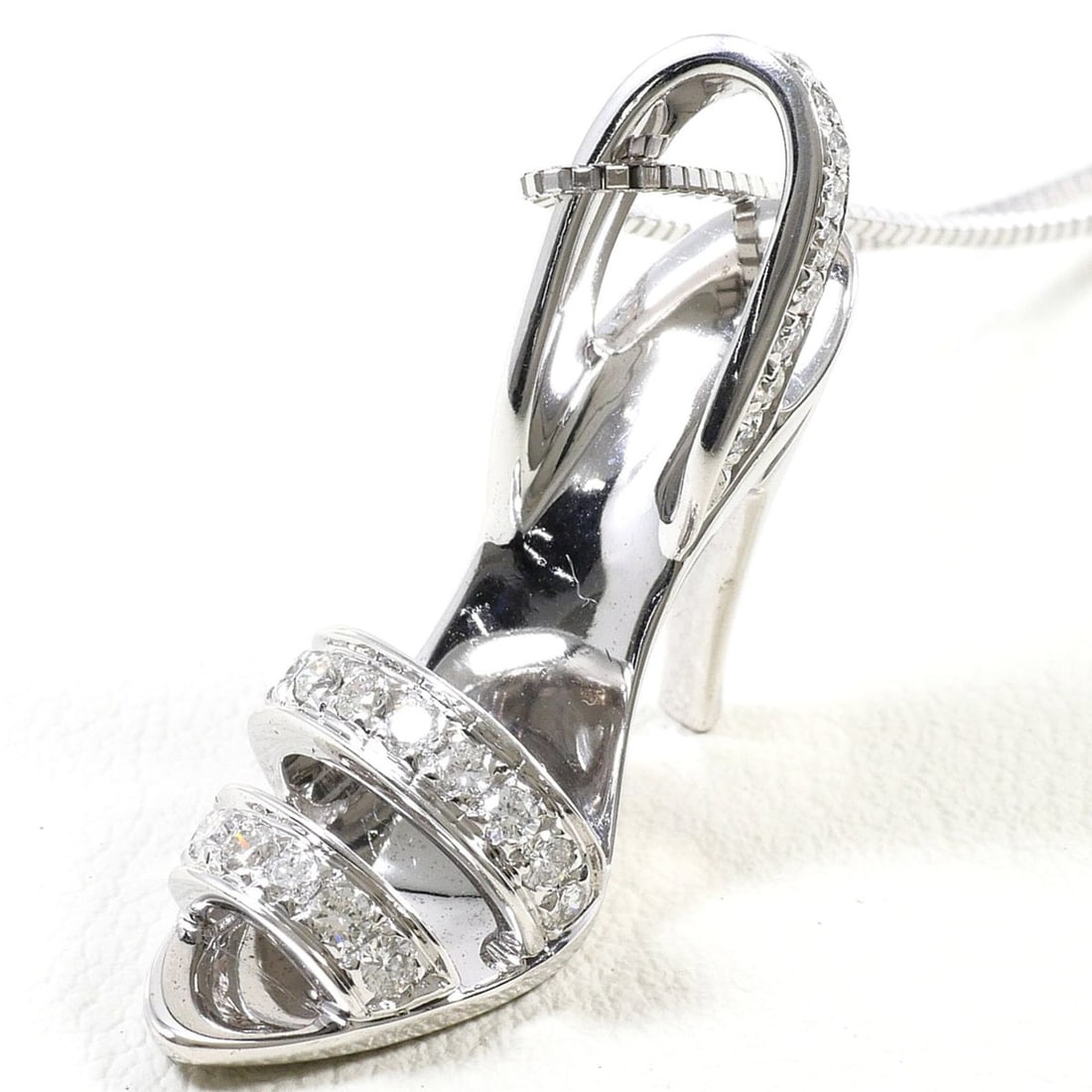 18K (18-karat white gold) necklace with diamond (no carat marking), includes appraisal certificate,: --- Catalog ---Category: SizeWeight: 7.4g / 0.26oz.Pendant Size: 23mm x 19mm / 0.9'' x 0.74''Neck Circumference: 46 cm / 18.11''Category: DesignColor: White goldMetal: White GoldStone: DiamondGender: 