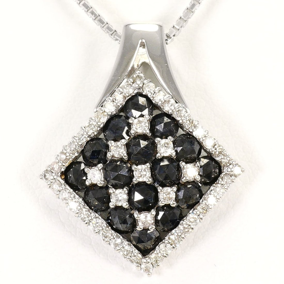 18K (18-karat white gold) necklace with 1.00ct black diamond and 0.40ct diamond. Includes a: --- Catalog ---Category: SizeWeight: 8.1g / 0.28oz.Pendant Size: 24mm x 18mm / 0.94'' x 0.7''Neck Circumference: 50 cm / 19.68''Category: DesignColor: White goldMetal: White GoldStone: DiamondGender: 