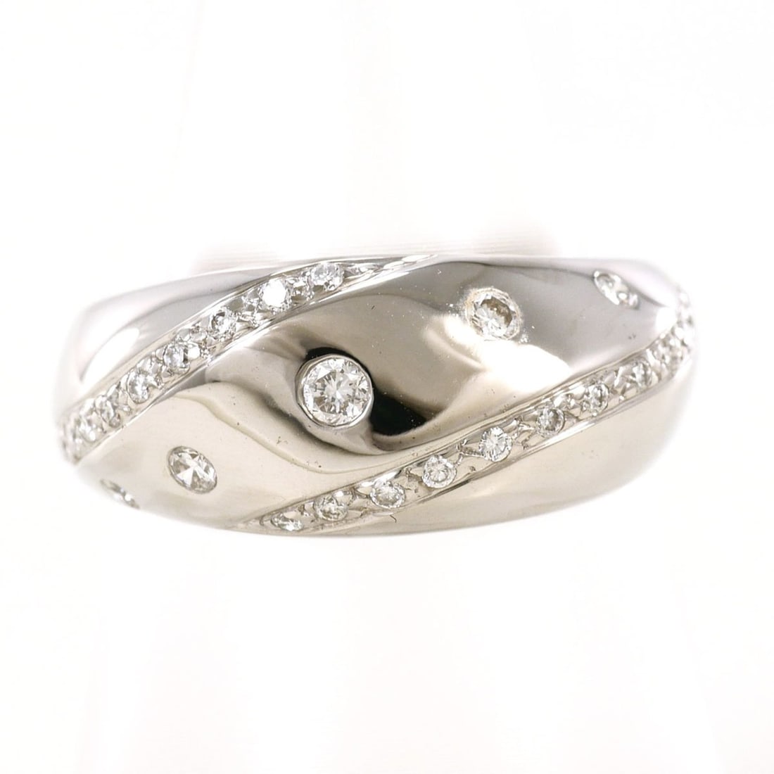 18K (18-karat white gold) ring, 1 diamond (0.29ct), with appraisal certificate, total weight 7.2g,: --- Catalog ---Category: SizeWidth: 9mm / 0.35''Weight: 7.2g / 0.25oz.JP Size: 13US Size: 6.5Category: DesignType: Band ringColor: White goldMetal: White GoldStone: DiamondGender: WomenMaterial: White