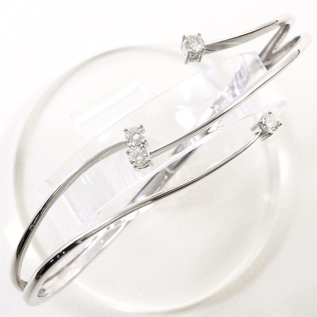 18K (18-karat white gold) bangle with 0.45ct diamond, includes appraisal certificate, total weight: --- Catalog ---Category: SizeLength: 17cm / 6.69''Category: DesignType: BangleColor: White goldMetal: White GoldStone: DiamondGender: WomenMaterial: White gold (18K)Metal Purity: 18KCategory: GeneralB