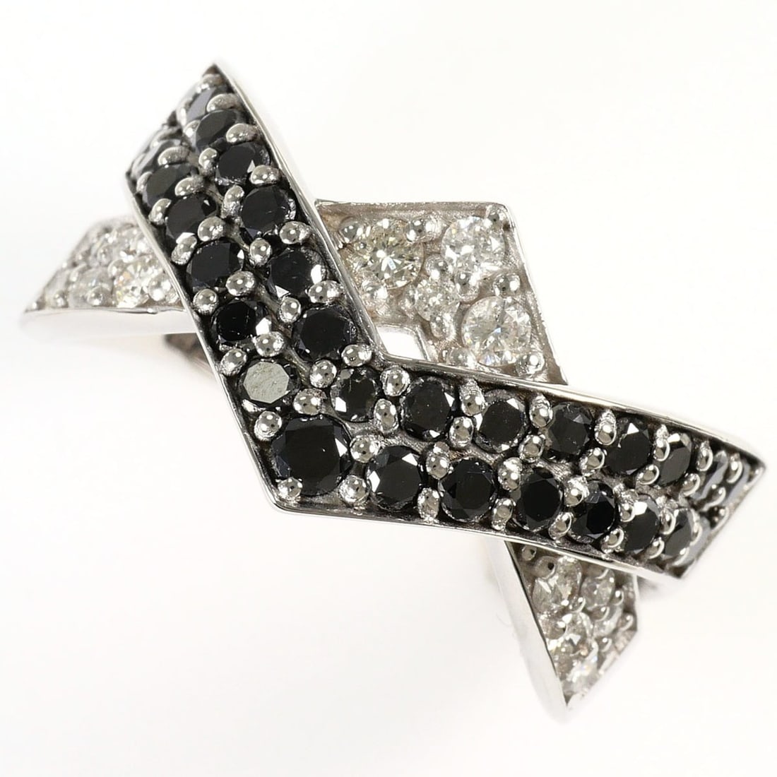 18K (18-karat white gold) ring with black diamonds and totaling 1.15ct. Includes a gemological: --- Catalog ---Category: SizeWidth: 11mm / 0.43''Weight: 5.7g / 0.2oz.JP Size: 15US Size: 7.5Category: DesignType: Band ringColor: Black, White goldMetal: White GoldStone: DiamondGender: WomenMaterial