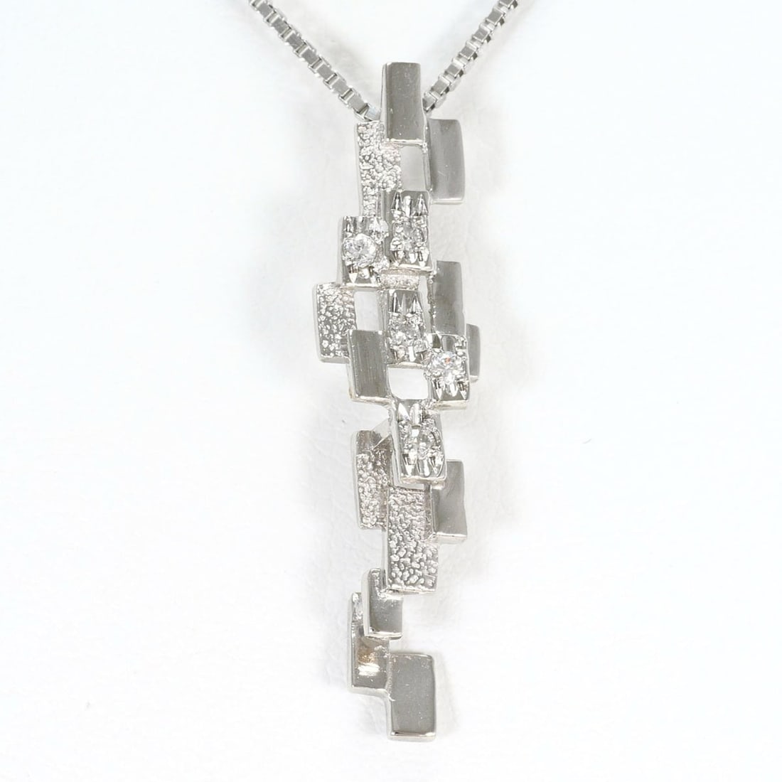PT900 Platinum / PT850 Necklace with Diamond (no carat marking), Certificate of Authenticity, Total: --- Catalog ---Category: SizeWeight: 5.3g / 0.18oz.Pendant Size: 31mm x 8mm / 1.22'' x 0.31''Neck Circumference: 43 cm / 16.92''Category: DesignColor: PlatinumMetal: PlatinumStone: DiamondGender: Wome