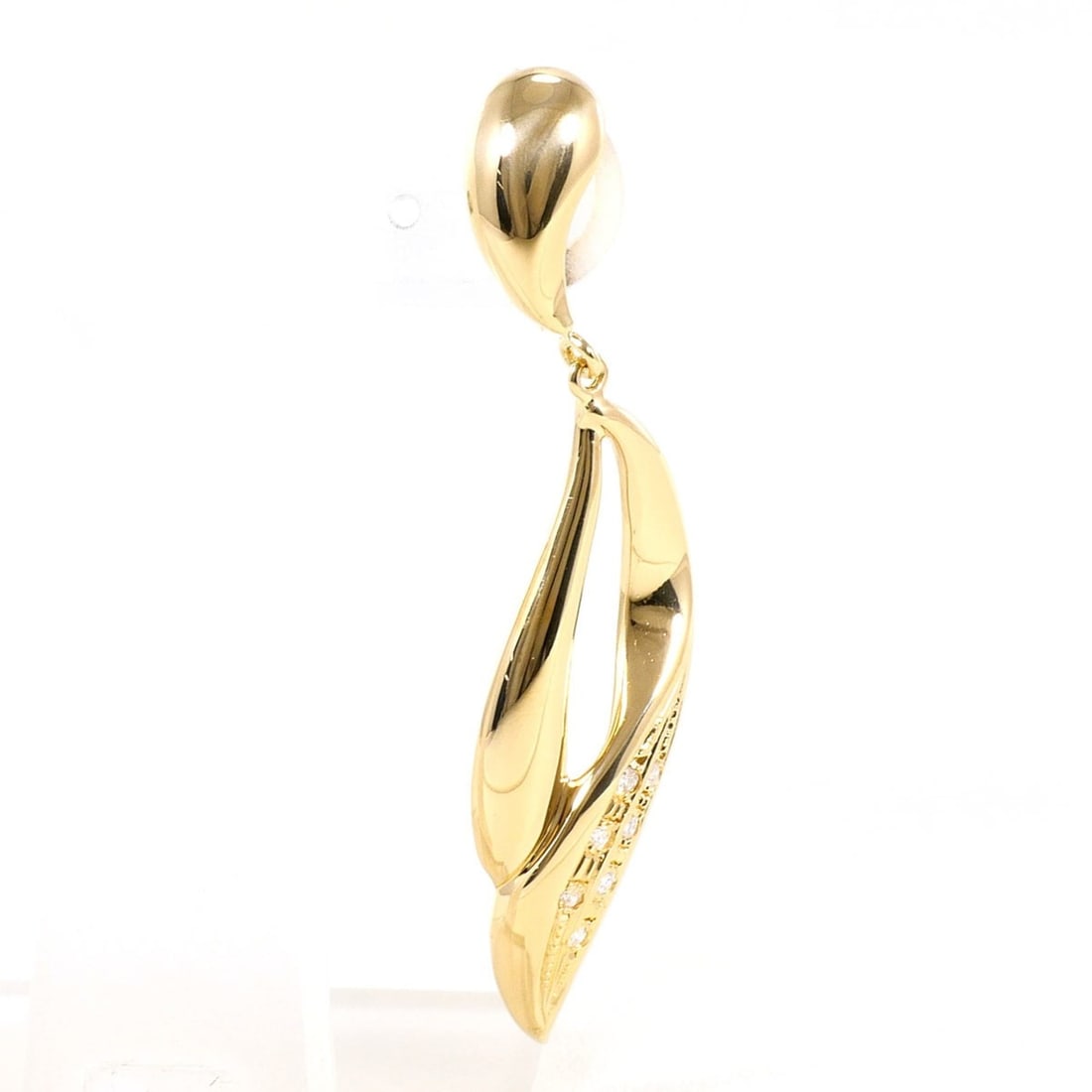 18K (18-karat) Yellow Gold Earring (single) with Diamond (carat mark not stamped), Certificate of: --- Catalog ---Category: SizeWeight: 3.6g / 0.12oz.Category: DesignType: Clip earringsColor: Yellow goldMetal: GoldStone: DiamondGender: WomenMaterial: Yellow gold (18K)Metal Purity: 18KSingle earring