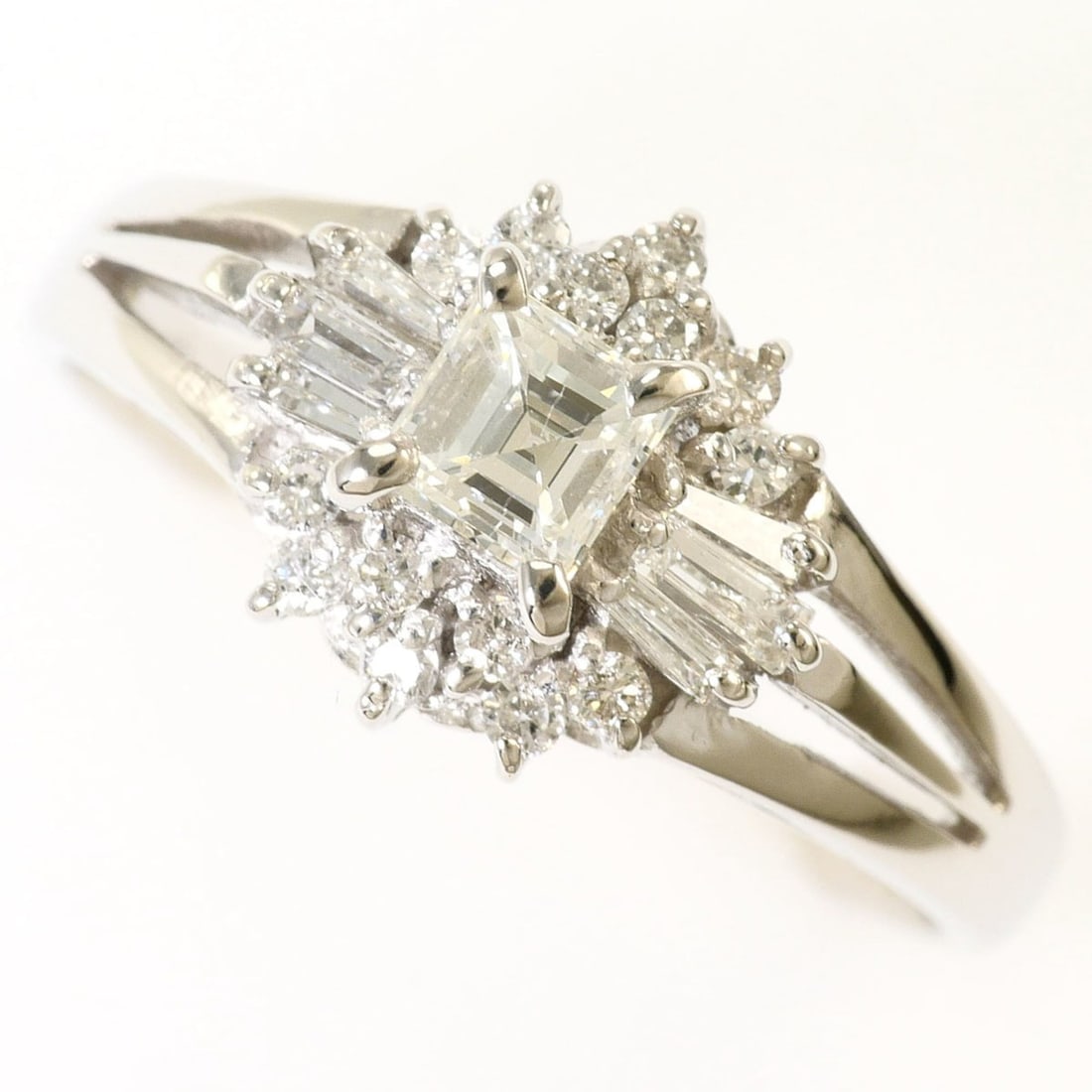 PT900 Platinum Ring, 1 Diamond (0.26ct) and 0.21ct (VS2 clarity), Certified, Total Weight 3.8g, (1 of 10)