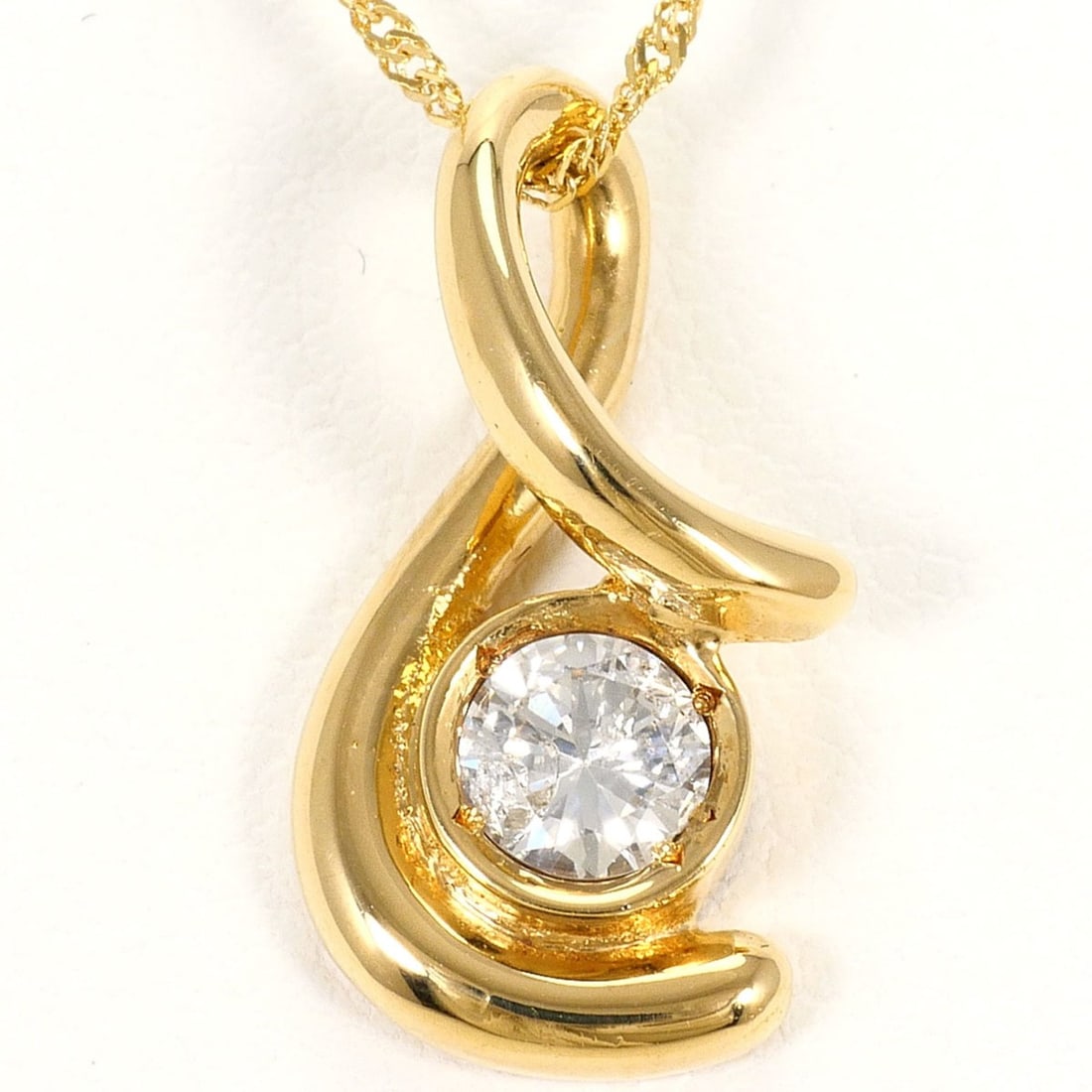 18K (18-karat) Yellow Gold Necklace with 0.27ct Diamond, Certificate of Authenticity, Total Weight: --- Catalog ---Category: SizeWeight: 2.9g / 0.1oz.Pendant Size: 17mm x 9mm / 0.66'' x 0.35''Neck Circumference: 39 cm / 15.35''Category: DesignColor: Yellow goldGender: WomenMaterial: Yellow gold (18K