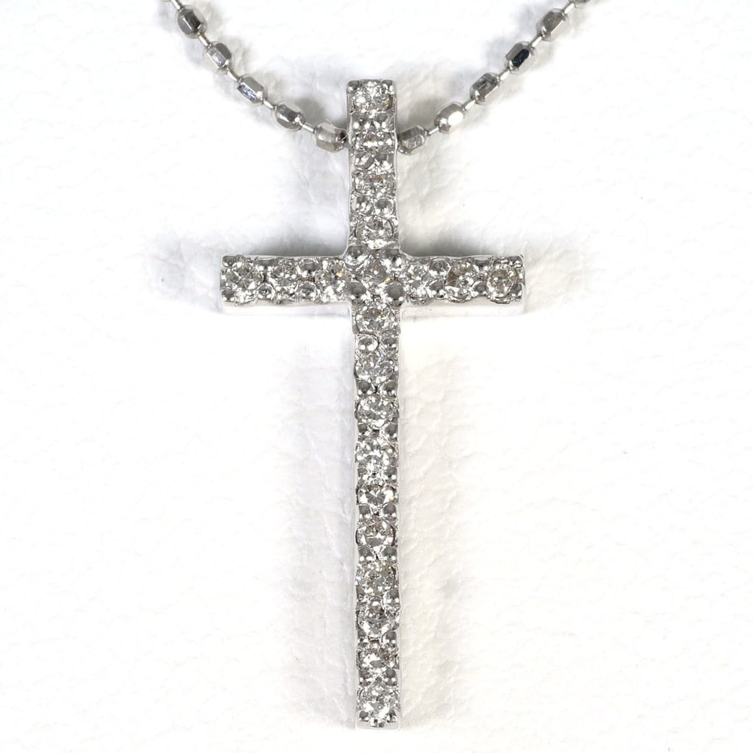 18K (18-karat white gold) necklace with a 0.1ct diamond, total weight 2.6g, 45cm length. Jewelry.: --- Catalog ---Category: SizeWeight: 2.6g / 0.09oz.Pendant Size: 18mm x 9mm / 0.7'' x 0.35''Neck Circumference: 45 cm / 17.71''Category: DesignColor: White goldMetal: White GoldStone: DiamondGender: W