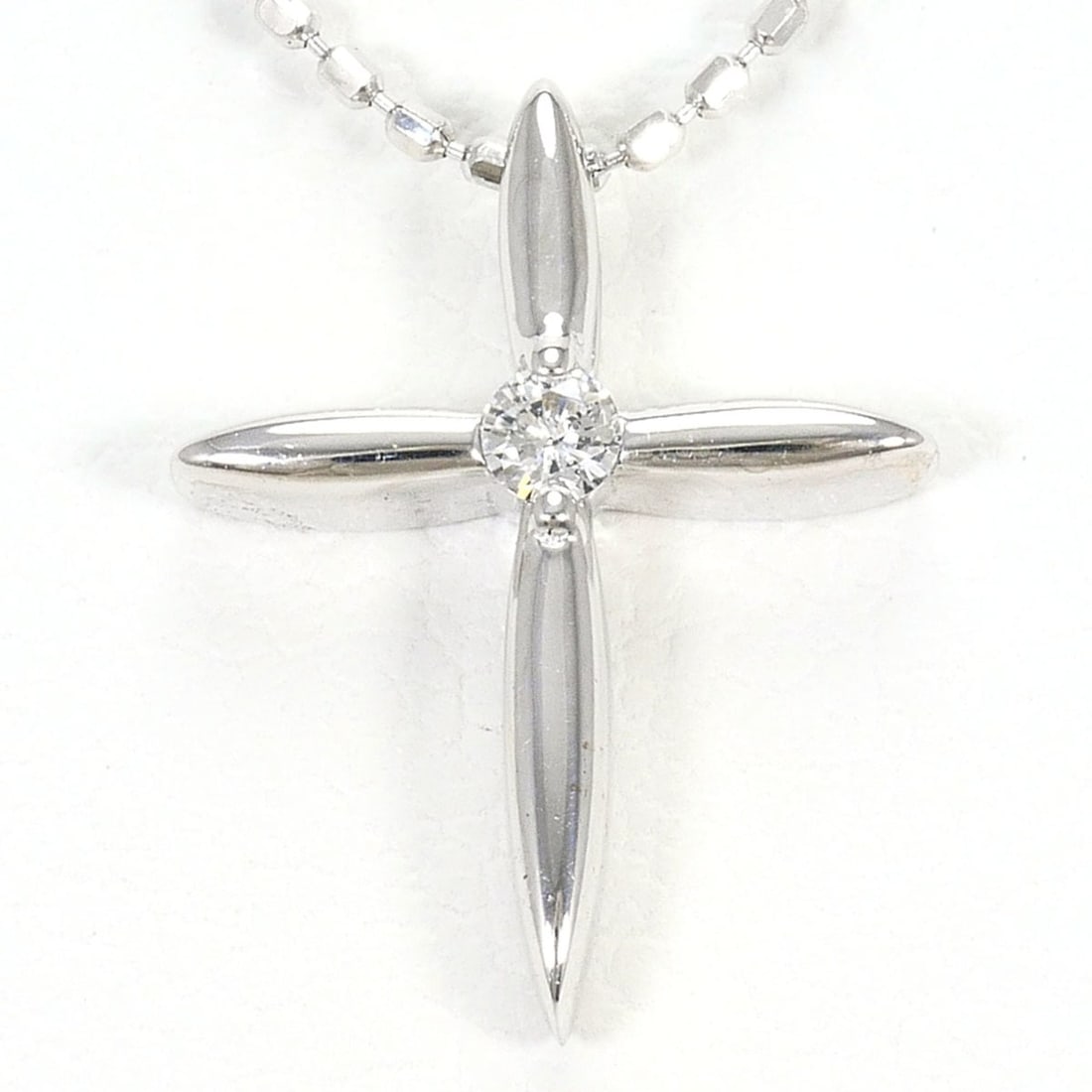 18K (18-karat white gold) necklace with a 0.03ct diamond, total weight 1.9g, 40cm length. Jewelry.: --- Catalog ---Category: SizeWeight: 1.9g / 0.06oz.Pendant Size: 14mm x 11mm / 0.55'' x 0.43''Neck Circumference: 40 cm / 15.74''Category: DesignColor: White goldMetal: White GoldStone: DiamondGender: